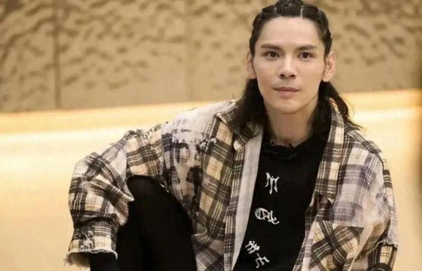 向佐商演没报备被警察呵斥驱赶嬉皮笑脸被批：这不是香港