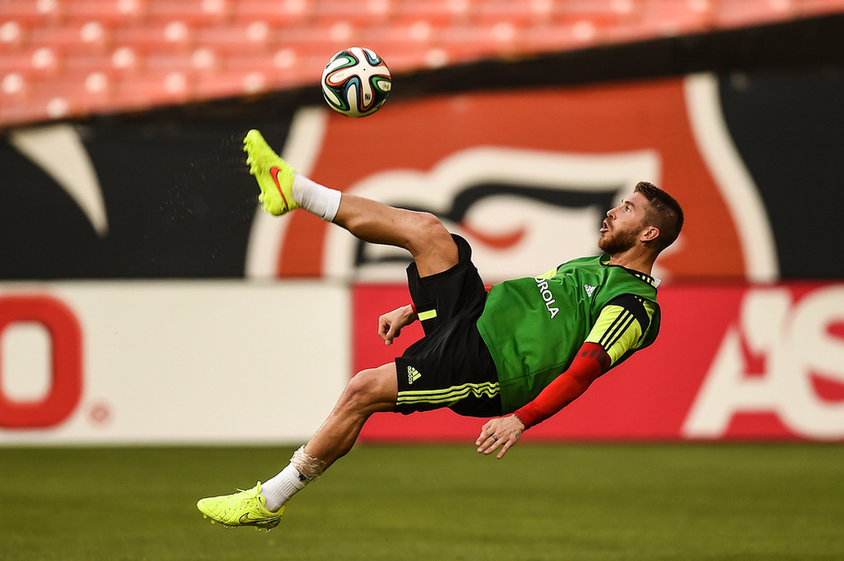 西甲：巴萨92分钟绝杀2-1终结连败 前中超外援倒钩破门